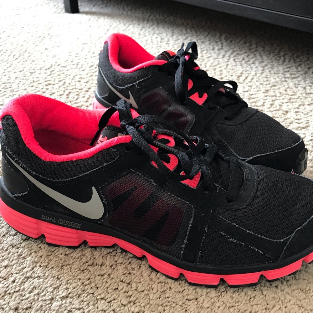 Nike Shows / Women’s Size 10 US